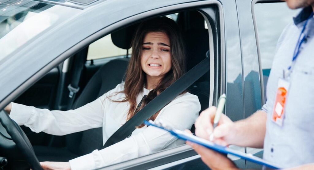 ¿Qué se considera una licencia de conducir falsa en EE. UU.?