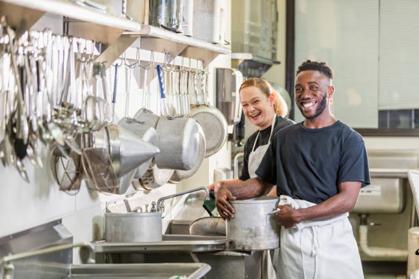 Trabajo de lavaplatos en restaurantes en Estados Unidos