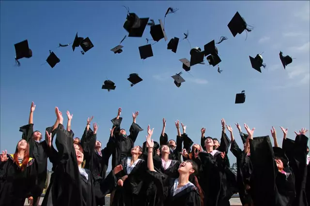 estudiantes lanzando el birrete en estados unidos