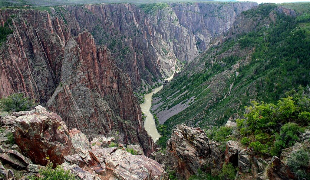 Black Canyon of the Gunnison en Colorado (Cañon negro profundo)