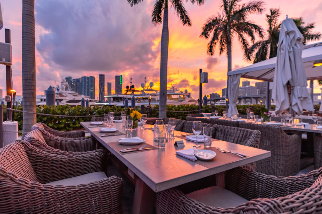 Restaurantes románticos y rooftops con vista al mar