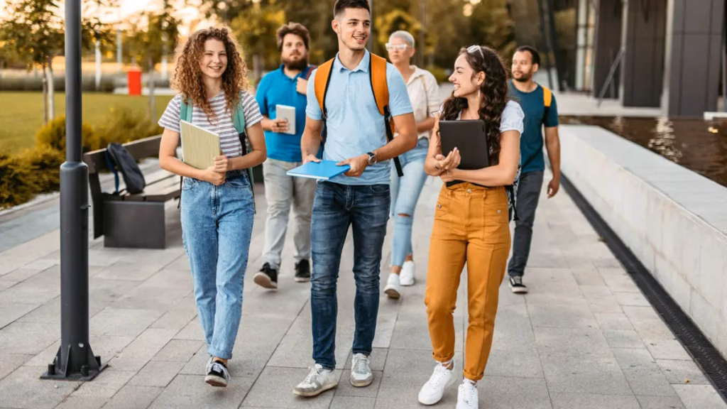 Becas con prácticas profesionales y opción de trabajo